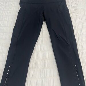 Lululemon Women’s Black Athletic Capri Leggings with Reflective Dots EUC Size S4